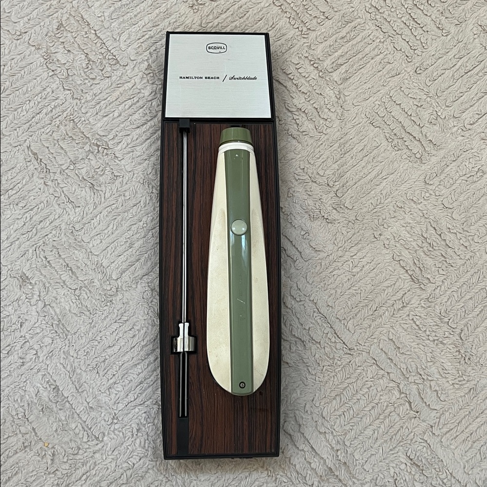 Vintage Hamilton Beach Scovill Switchable Electric Knife with mount Model 283 B